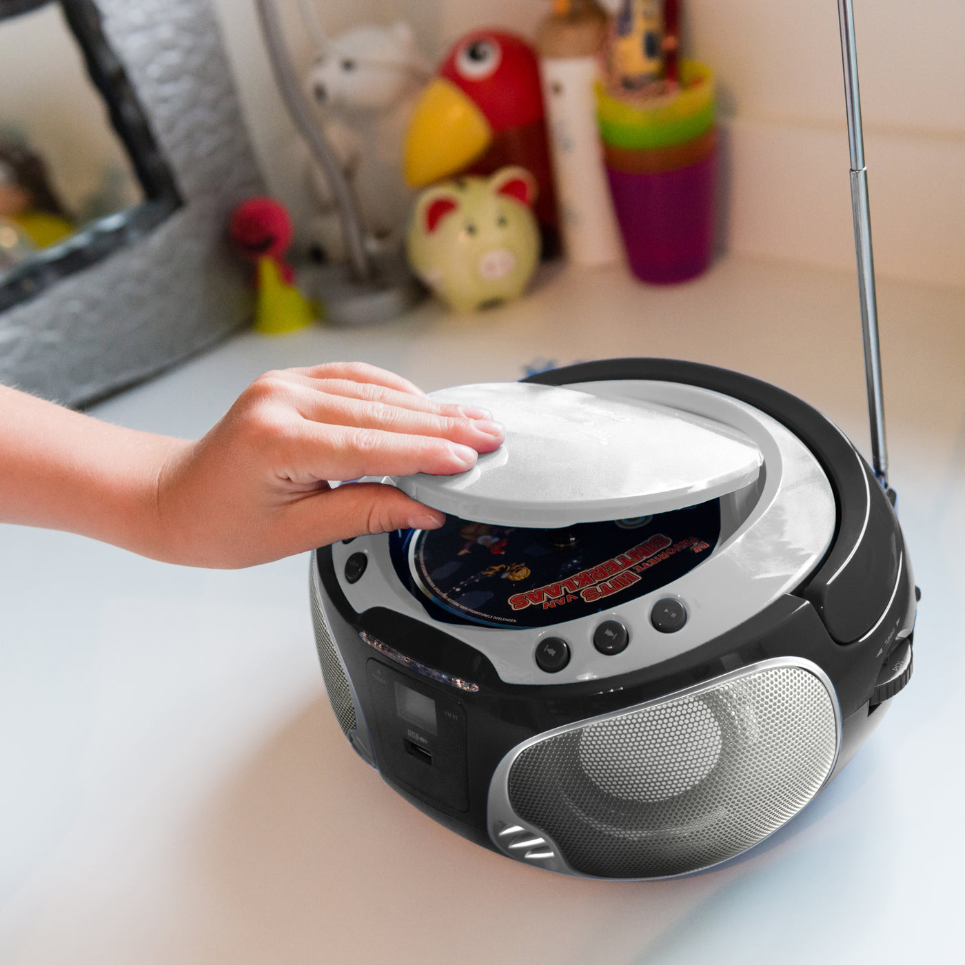 Lenco SCD-550SI - Tragbares FM-Radio mit CD/MP3-Player - Bluetooth® - USB-Anschluß - Lichteffekte - Kopfhörerausgang - Silber