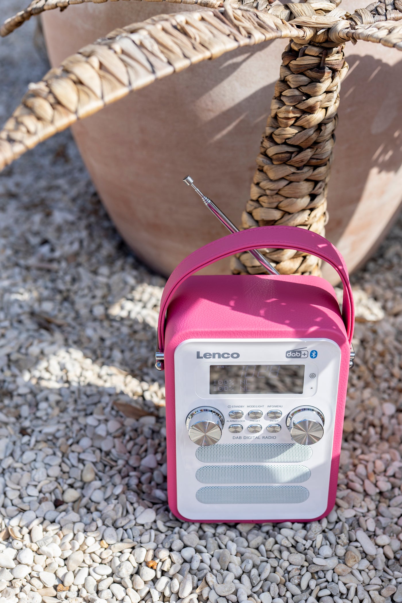 Lenco PDR-051PKWH - Tragbares DAB+ FM-Radio mit Bluetooth® und AUX-Eingang, aufladbarer Batterie - Pink