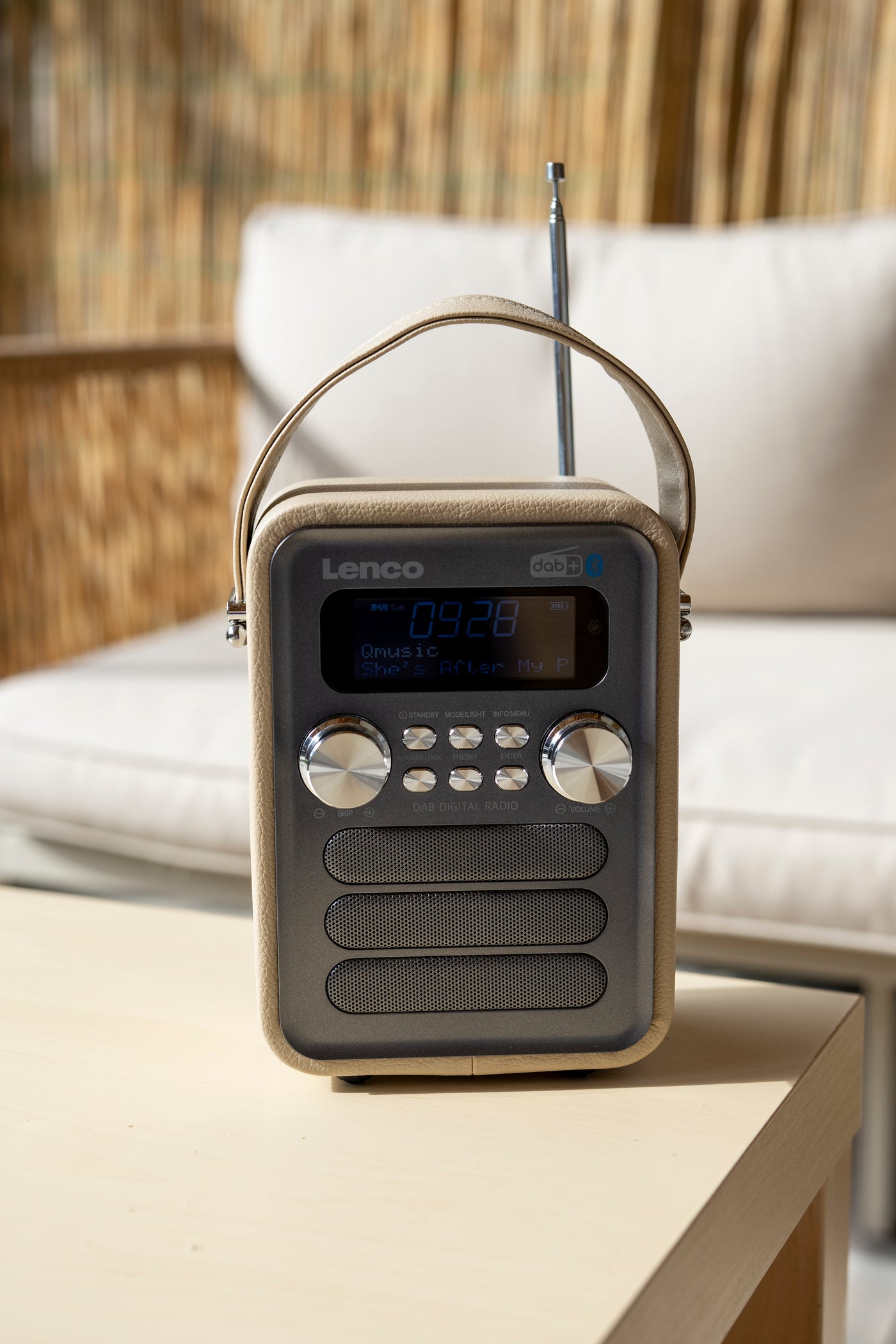 Lenco PDR-051TPSI  - Tragbares DAB+ FM-Radio mit Bluetooth® und AUX-Eingang, aufladbarer Batterie - Taupe