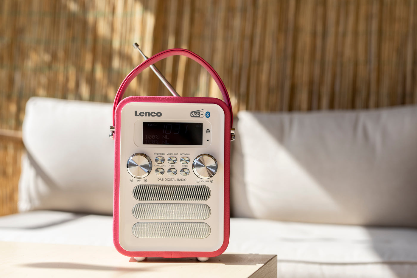 Lenco PDR-051PKWH - Tragbares DAB+ FM-Radio mit Bluetooth® und AUX-Eingang, aufladbarer Batterie - Pink